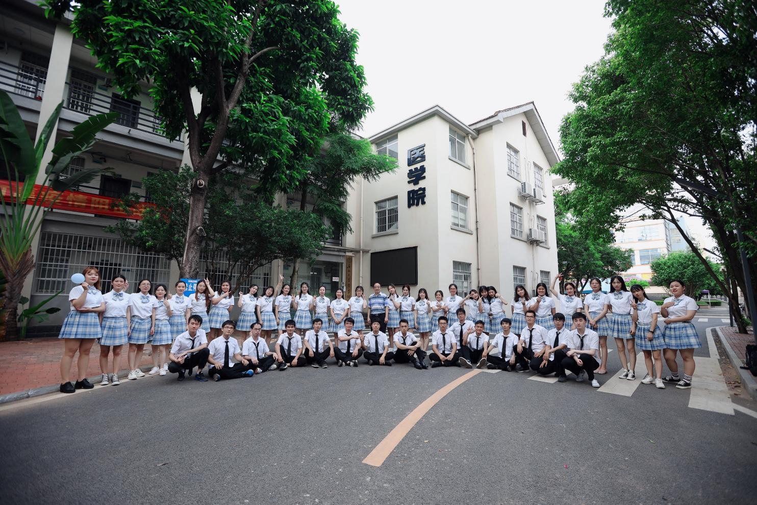必赢76net线路官网制药工程专业2020届毕业合影留念 必赢76net线路官网制药工程专业2020届毕业合影留念