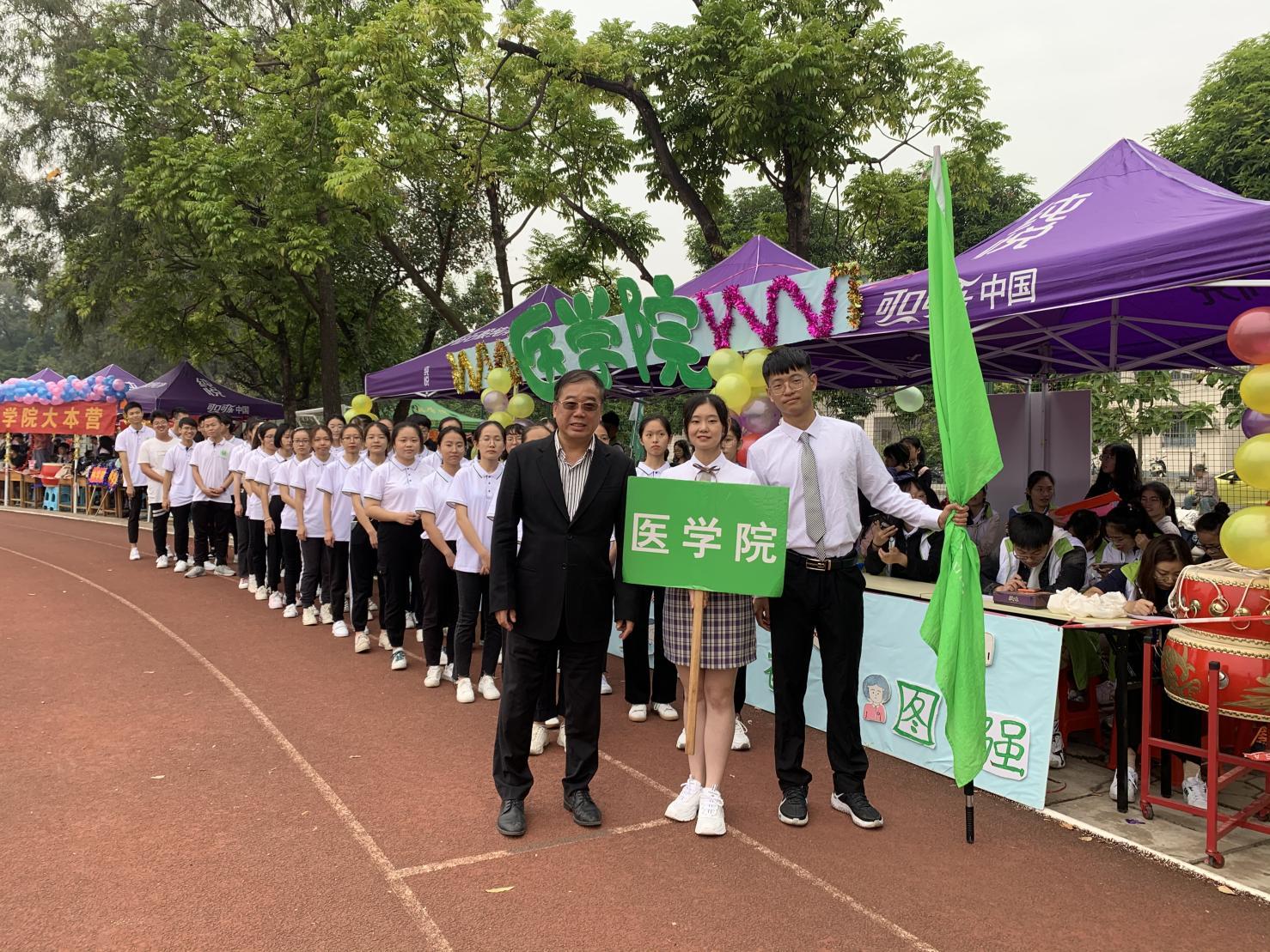 必赢76net线路官网第50届大学生运动会必赢76net线路官网齐院长与学生合照 必赢76net线路官网第50届大学生运动会必赢76net线路官网齐院长与学生合照